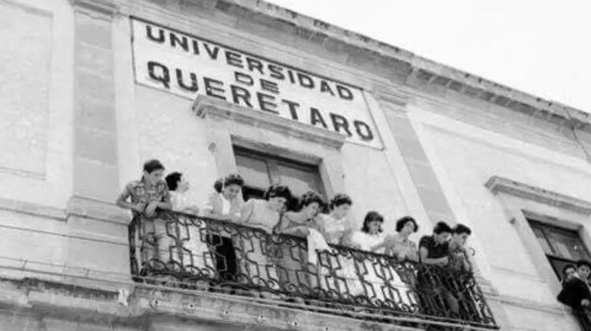 1.- Estudiantes, en su mayoría mujeres en el balcón central del edificio de 16 de Septiembre No. 63, el 24 de febrero de 1951, fecha en que se inauguró la Universidad de Querétaro.